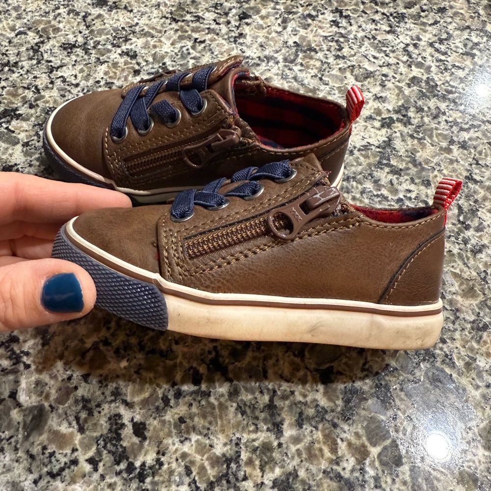 Cat & Jack Brown Sneakers with Navy Laces size 6 boys - Picture 3 of 5